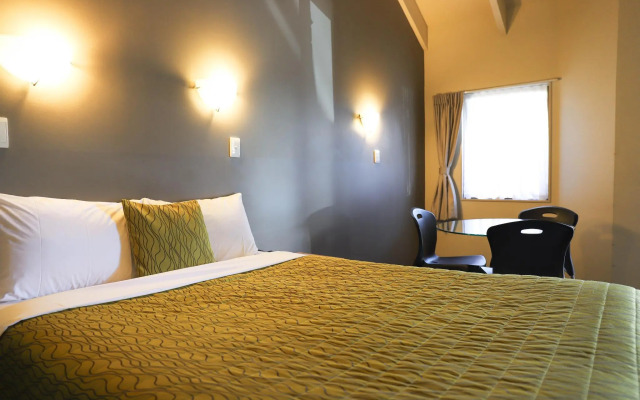 Airport Manor Inn