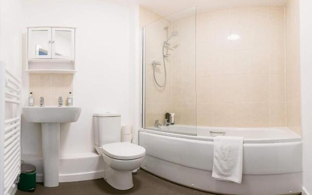 Farnborough Airport Twin Bed Apartment