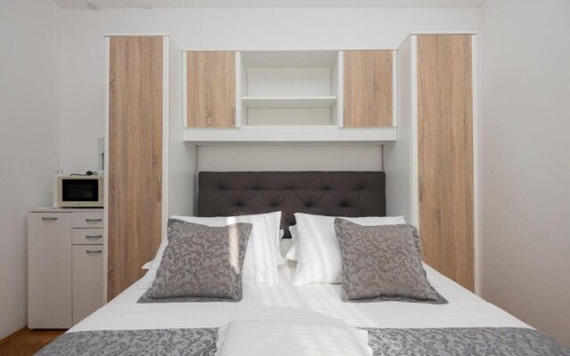 Awesome Apartment in Tucepi With Wifi
