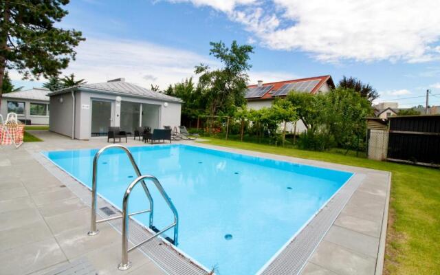 Modern Balcony Apartment with Pool close to Lake in "Donaustadt"