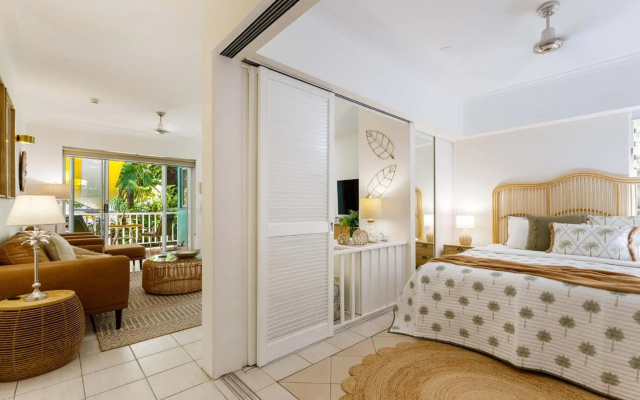 Oasis Luxe on Macrossan Street - Stylish Residence – Guest Rooms – Port Douglas