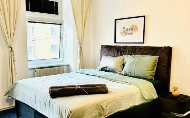 Spacious 7BR Apartment Prime Location