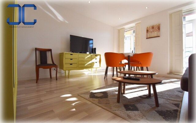 St. Francisco Flat with City Views