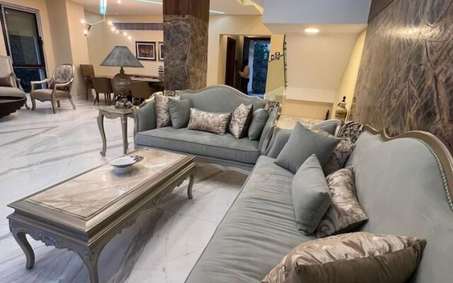 Villa In Beverly Hills With Garden
