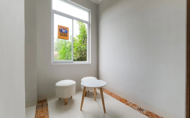Super OYO Collection O 90023 Damar Kusumo Guest House