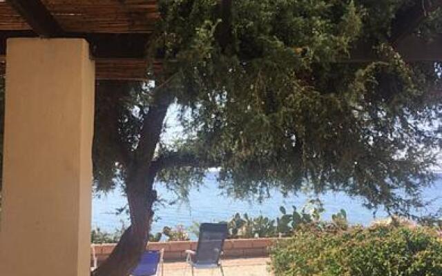 Villa Alabe - Waterfront Apartments in Bosa