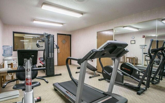 Quality Inn & Suites Woodstock near Lake Geneva