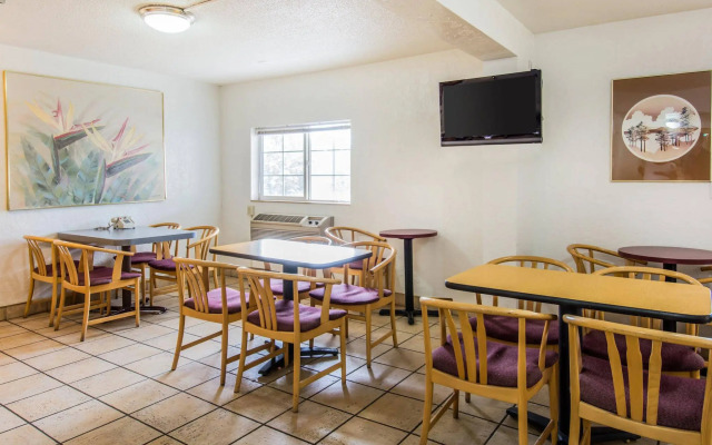 Econo Lodge Inn & Suites Spokane