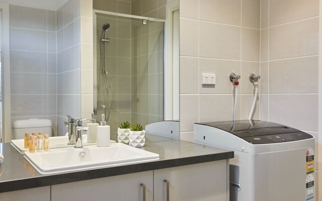 Bright and Updated 1 Bedroom Apartment
