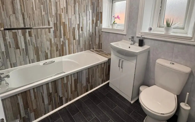 House - Sleeps 6 - Pet Friendly - Garden - Parking