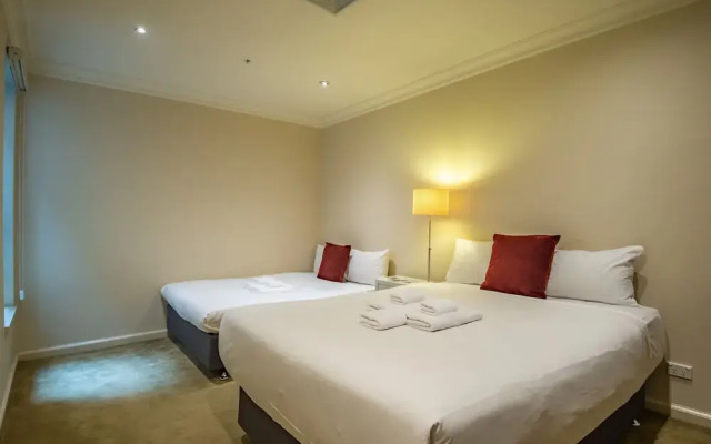 Elegant 4B 2B Unit in Melbourne CBD w/ Parking!