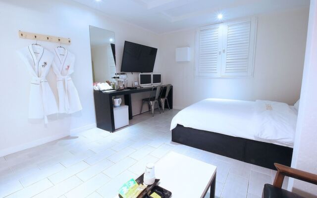 Hotel S