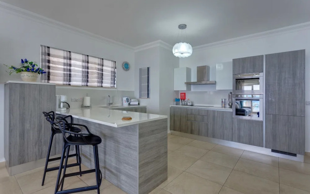 Stunning Seafront Lux Apt wt Pool, Upmarket Area