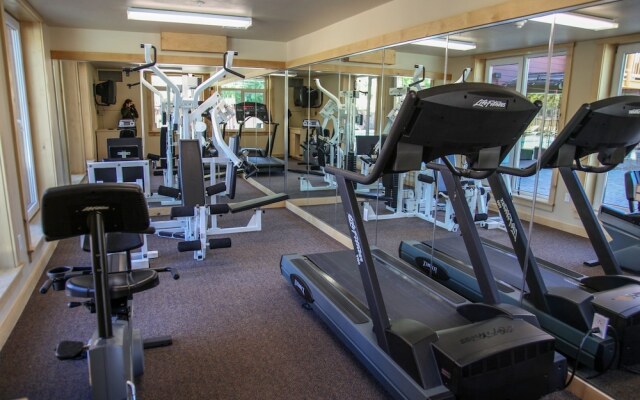 Sunstone 209 Ski-In Ski-Out, Gorgeous Mountain Views, Heated Pool Jacuzzi by RedAwning