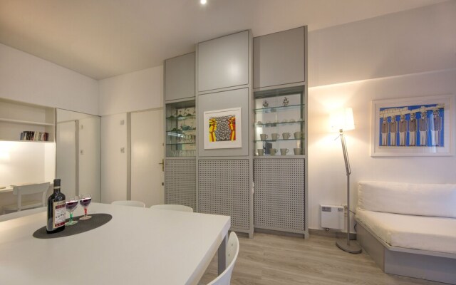 Artistic Apartment in the Middle of Everything by Villarentalsgr
