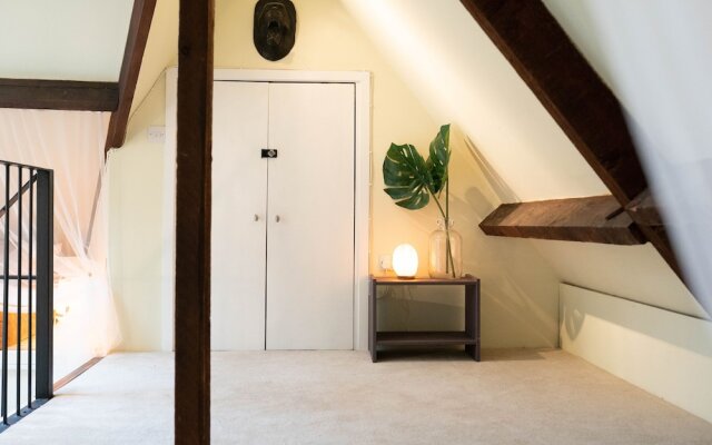 The Loft 2BR Duplex, Central & Parking