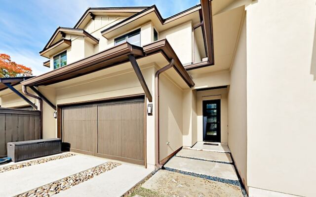 Skyline View Austin House by RedAwning
