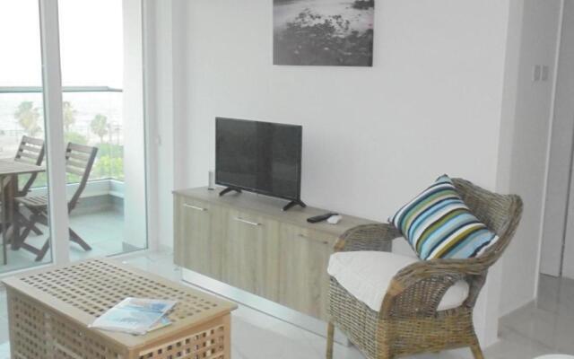 Kermia Court - Beach-front, modern 2 bedroom -sleeps 6