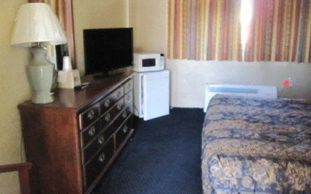 Budget Host Town Center