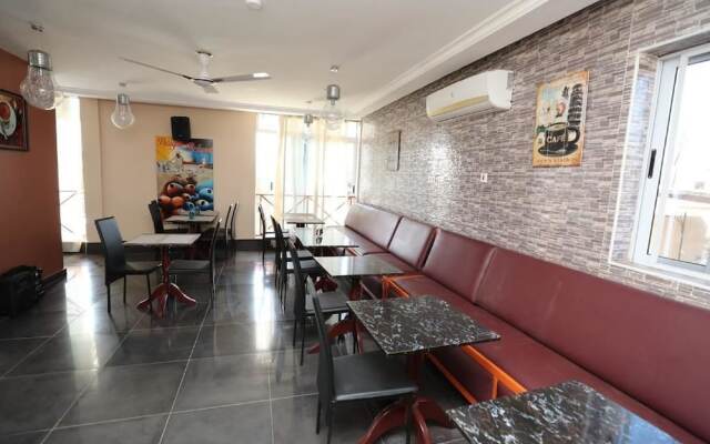 Parigha Hotel Restaurant & Pub