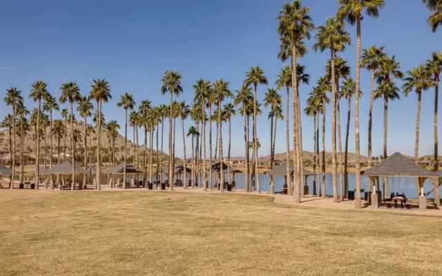 Outdoor Oasis: Spacious Family Escape in Goodyear!