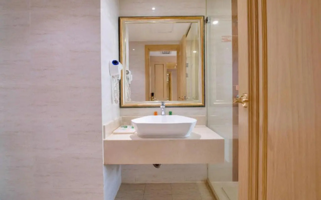 Vienna Hotel (Shenzhen Buji Metro Station)