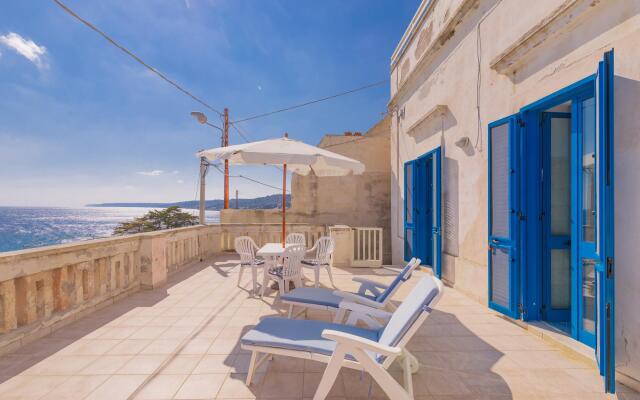 Holiday home with sea view in Castro, on the Adria-Marinè