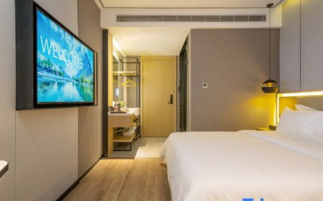 Wanhe Zhizhen Hotel (Shanghai Sun Moonlight Dapuqiao Subway Station)