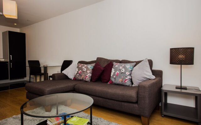 Stunning 2 Bed Home + Balcony Overlooking Thames