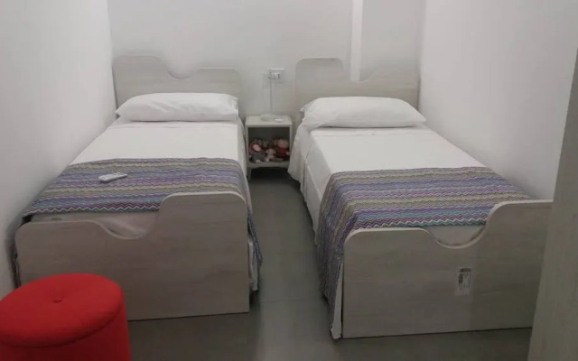 Two-story House in the City -climatized - Wifi