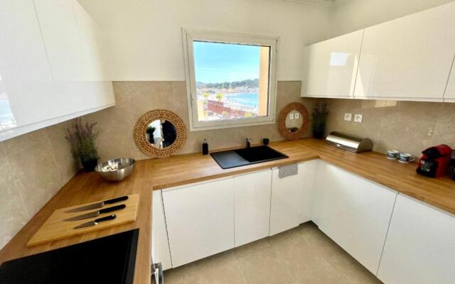 Magnificent 82m With Terrace And In Front Of Sea