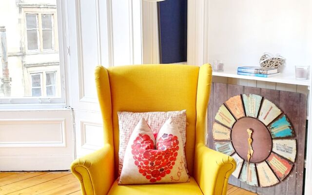 Gorgeous Light Apartment In West End