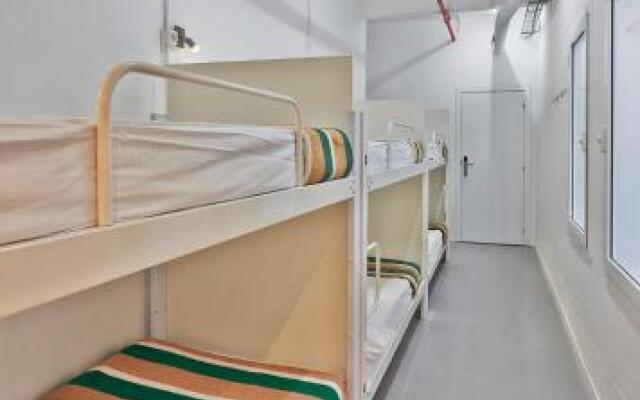 Hola Hostal Collblanc - Hostel
