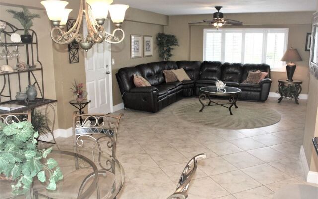 Jamaica Royale - 405 - 2 Br Condo