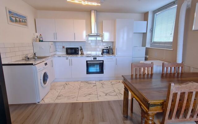 2 bedroom Central Flat with Parking