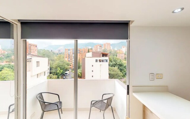 Comfortable city studio with balcony 810