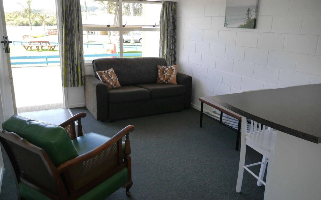 Raglan Palm Beach Motel