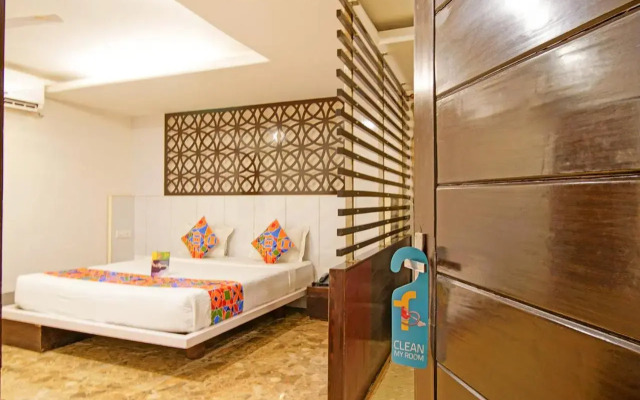 Fabhotel White Klove