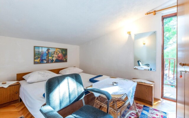 Nice Apartment in Marusici With 2 Bedrooms and Wifi