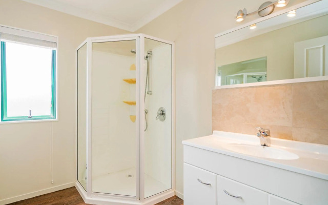 The Sunny Bach - Cooks Beach Holiday Home