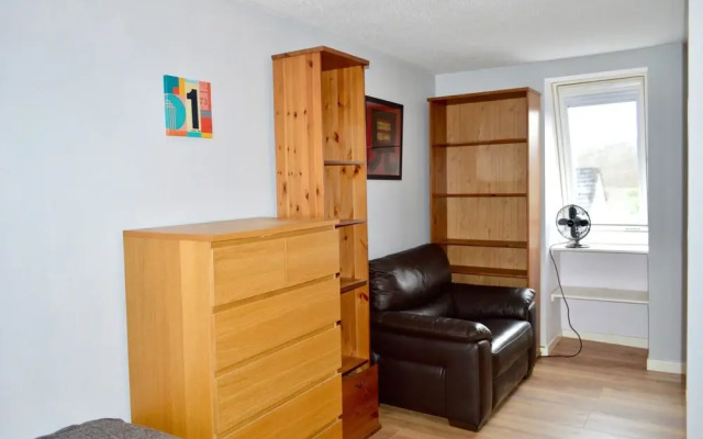 Spacious and Light 3 Bedroom Flat in Scenic Canonmills