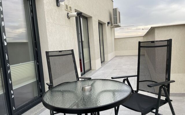 Unique Penthouse Lakeview W19