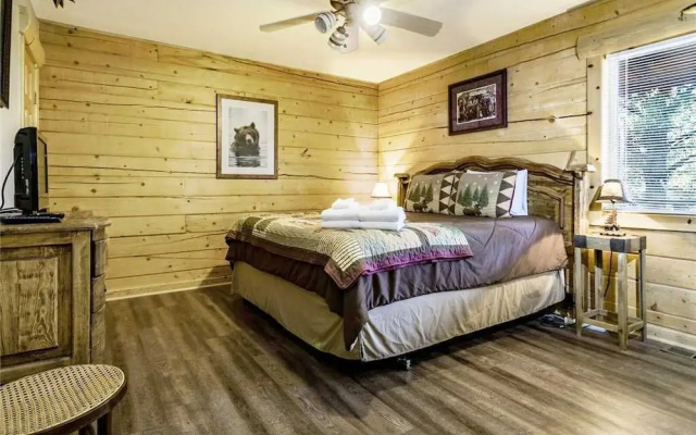 Log Heaven - Three Bedroom Cabin with Hot Tub