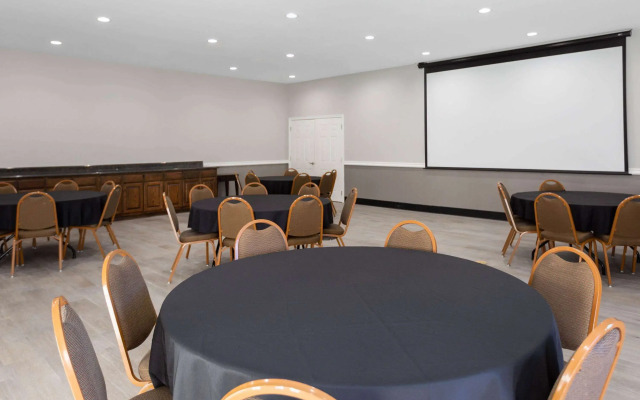 La Quinta Inn & Suites by Wyndham Raymondville