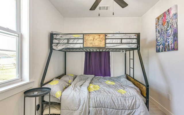 Pet-friendly Galveston Retreat < 1 Mi to Beaches!