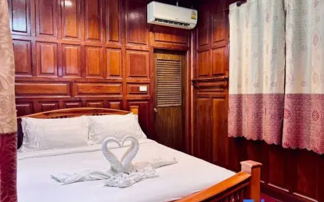 Thai teak Sathon Guest House