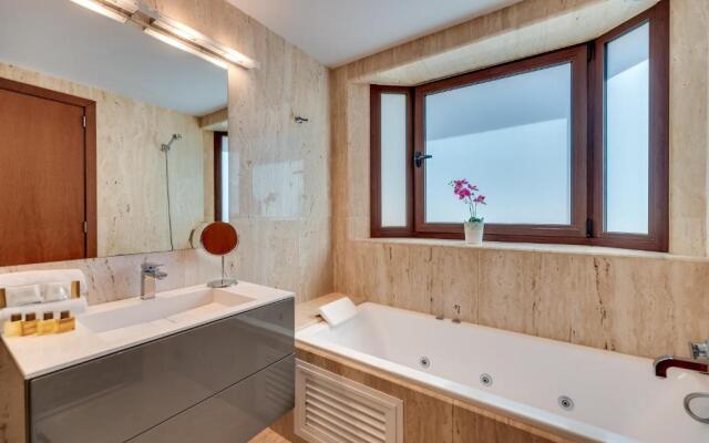 300 SQM Penthouse · Private Swimming pool · BBQ · WiFi