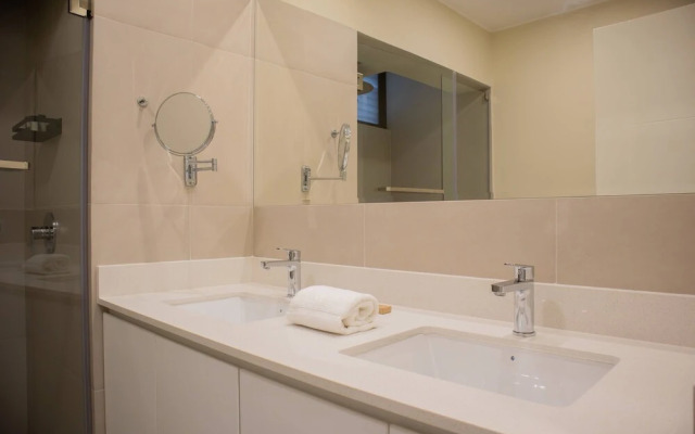 w Modern 3BR w Balcony Near Kennedy Park