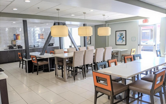 Best Western Plus Commerce Hotel