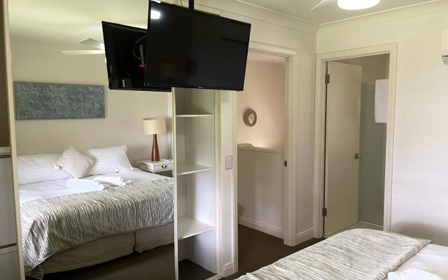 Villa Provincial, Cypress Lakes Resort, Two Bedrooms both with Private Ensuites, 2 KING or 4 SINGLE BEDS, Sensational Views – Guest Rooms – Pokolbin
